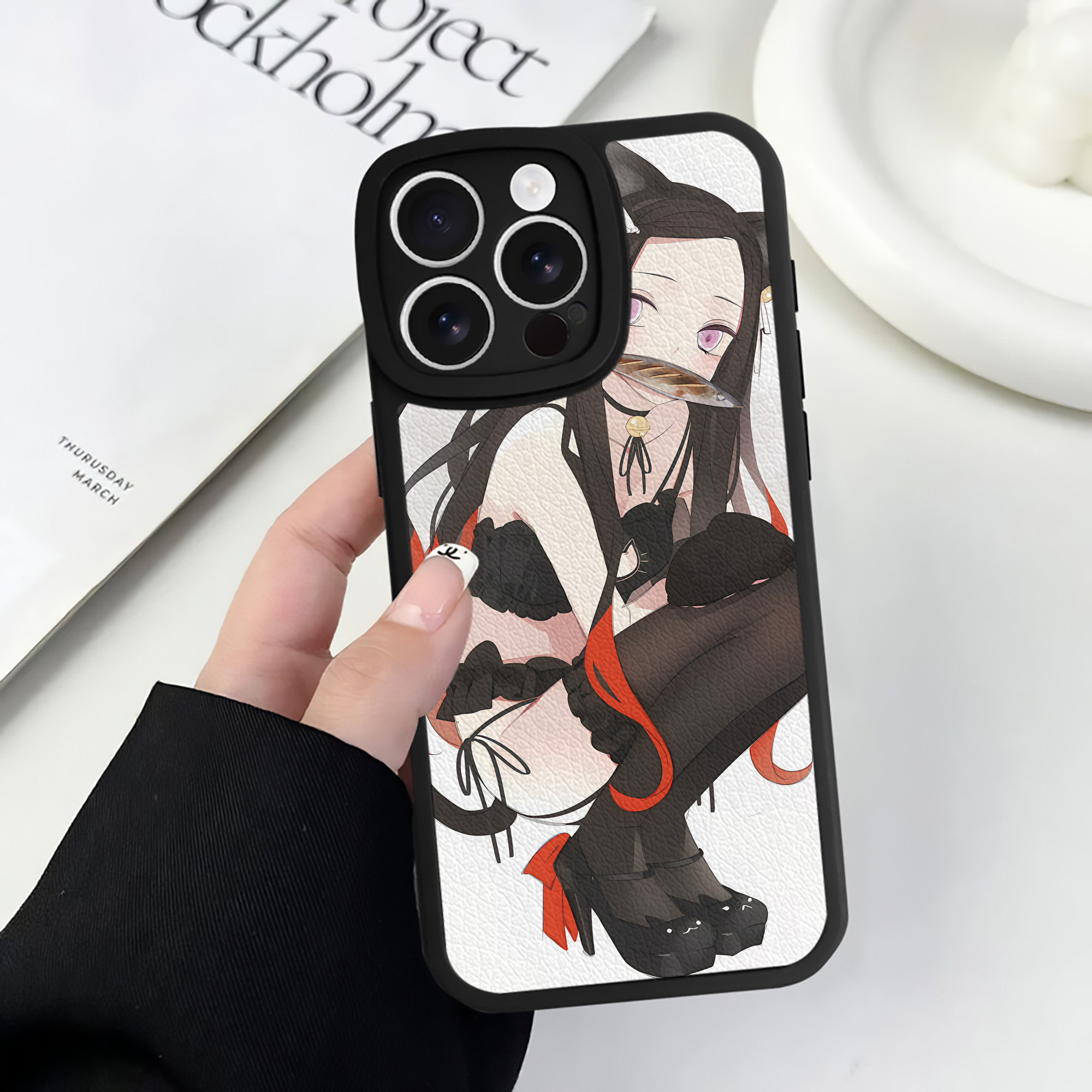 （画像用） 鬼滅の刃（きめつのやいば）竈門 禰󠄀豆子／かまど ねずこ Kamado Nezuko 【iPhone 16シリーズ対応】シリコンスマホケース（レザー調） 材質：シリコン